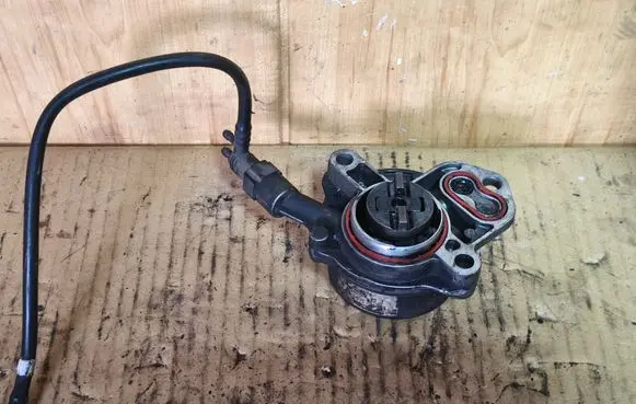 Ford Mondeo Mk III Vacuum pump 72266601 9631971580 04T09171694