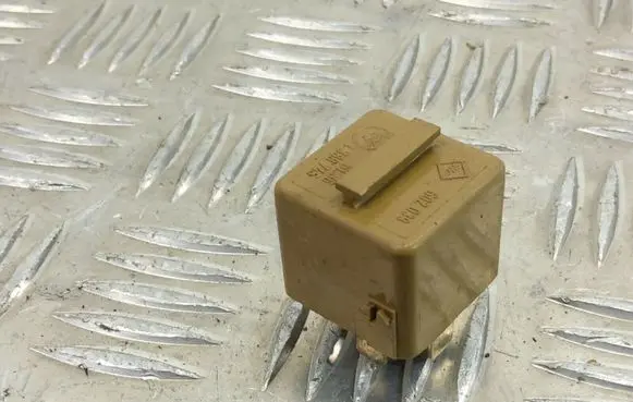 BMW 5 E34 Other relay 1388745