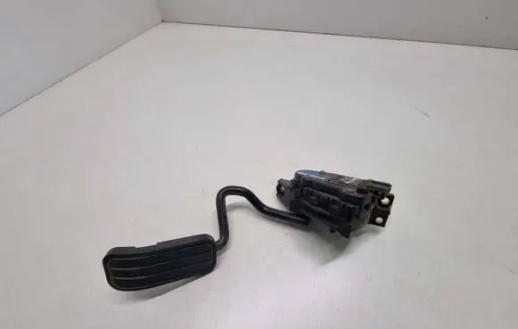 Accelerator throttle pedal
