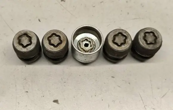 Land Rover Evoque I Nuts/bolts 