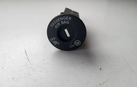Nissan Qashqai Passenger airbag on/off switch 