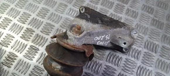 Lexus IS 200-300 Engine mount bracket