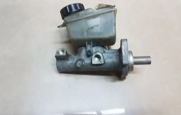 Volvo S60 Brake fluid reservoir 