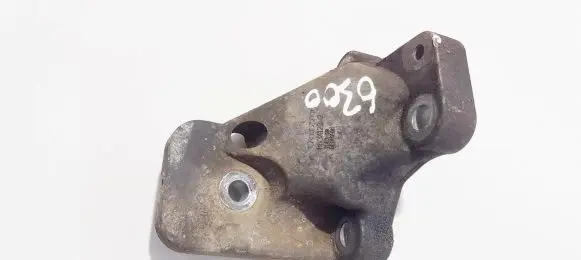 Engine mounting bracket