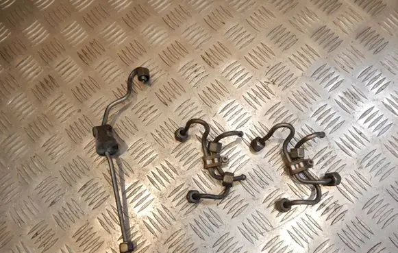 Fuel injector supply line/pipe