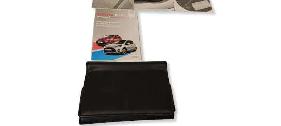 Toyota Avensis T270 Owners service history hand book 