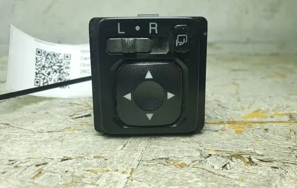 Mitsubishi Pajero Wing mirror switch MR951186