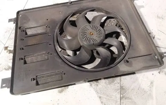Radiator cooling fan shroud