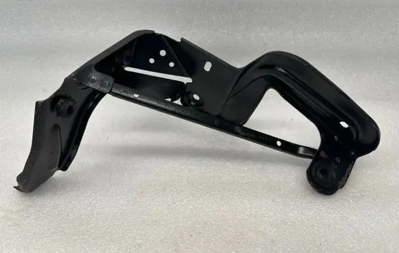 Audi A6 S6 C6 4F Intercooler pipe mounting bracket 4F0145814