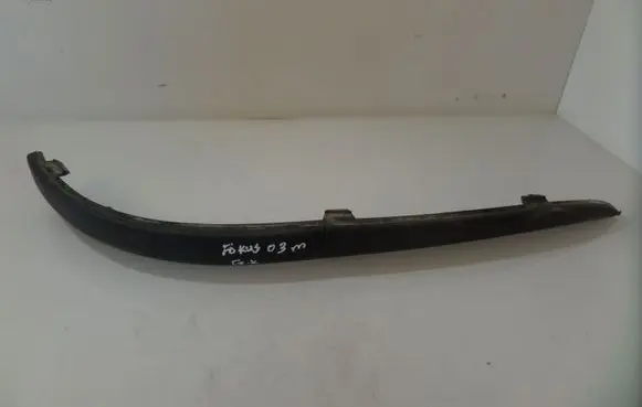 Rear bumper trim bar molding