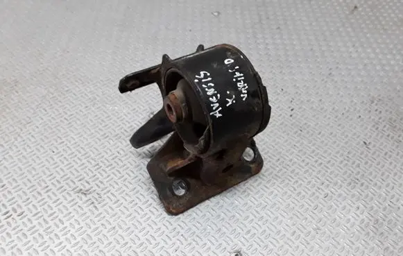 Toyota Avensis T220 Engine mount bracket