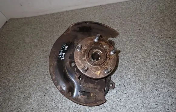 Toyota RAV 4 (XA20) Front wheel hub spindle knuckle
