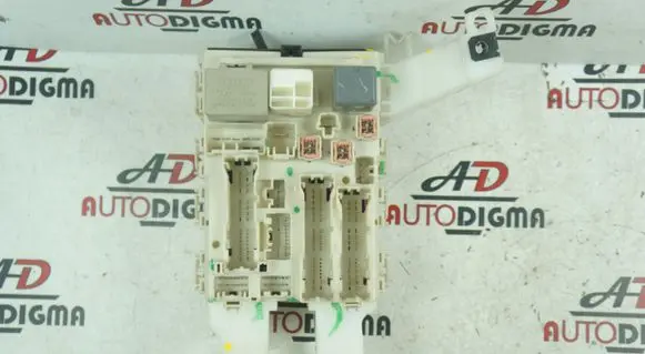 Toyota Auris 150 Fuse module 8273002140A