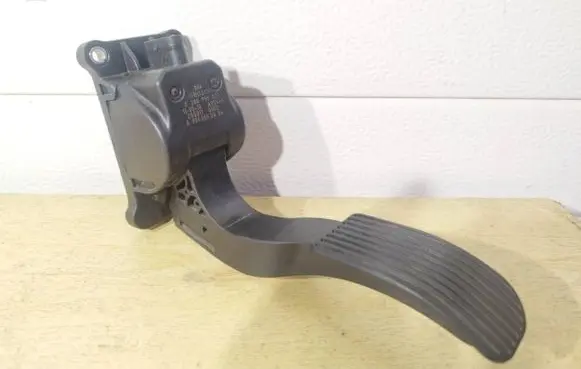 Mercedes-Benz Sprinter W906 Accelerator throttle pedal A9063000404 0280755023 ZGS011Q013