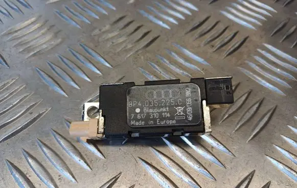Audi A3 S3 A3 Sportback 8P Aerial antenna amplifier 8P4035225C 7617310114