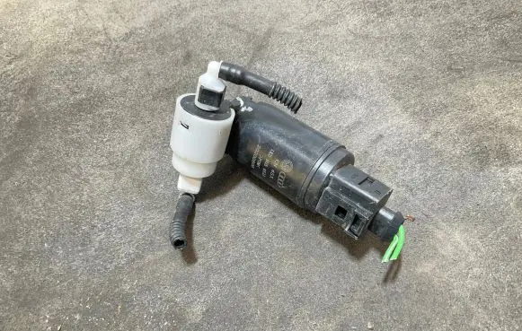 Volkswagen Golf VII Windscreen/windshield washer pump 1K0955651A 20200508