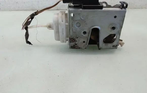 Audi A4 S4 B5 8D Front door lock 8D1837016F
