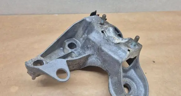 Audi A4 S4 B7 8E 8H Engine mounting bracket 8E0199352F