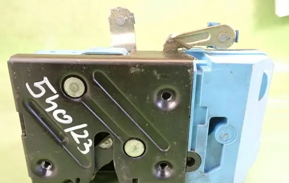 Volvo S60 Front door lock 8650544
