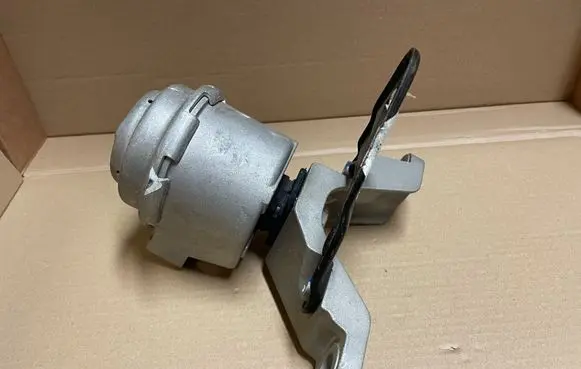 Volvo V70 Engine mount bracket 7G916F012FE 20100106A