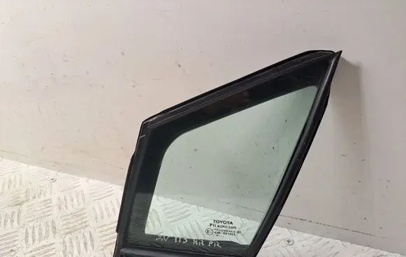 Toyota Avensis T270 Front door vent window glass four-door 6812605010 43R001605