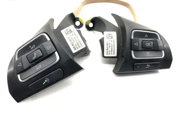 Volkswagen Golf VI Steering wheel buttons/switches 