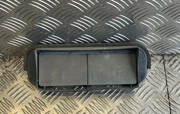 Quarter panel pressure vent