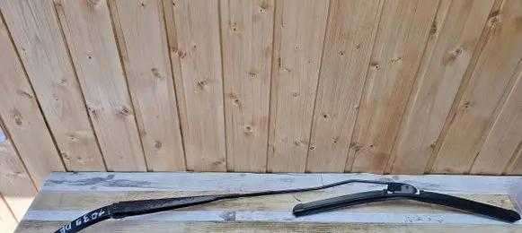 Front wiper blade arm