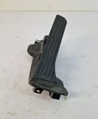 Accelerator throttle pedal