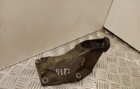 Volkswagen PASSAT B5.5 Engine mounting bracket 8D0199307P