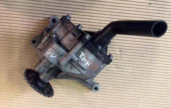 Mercedes-Benz E W211 Oil pump 6061810801