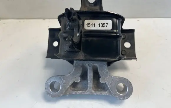 Opel Karl Engine mount bracket 15111357