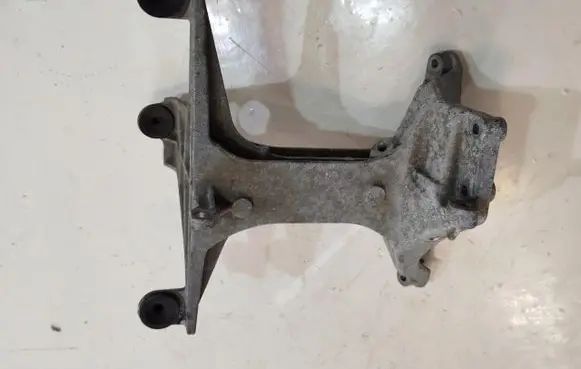 Mercedes-Benz C W205 Radiator mount bracket A2740981439