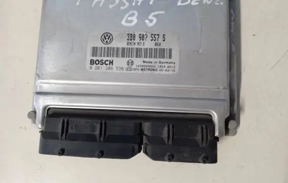 Volkswagen PASSAT B5 Engine control unit/module 3B0907557S