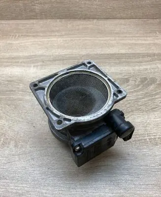 Volkswagen PASSAT B4 Mass air flow meter 054133471