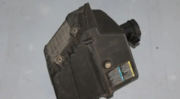 Cadillac CTS Air filter box 25741246 25699044