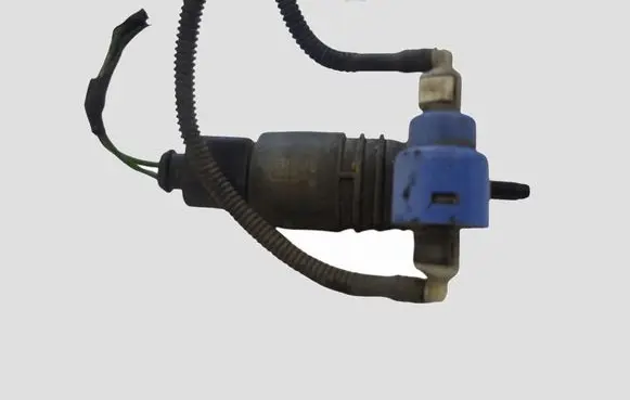 Volkswagen PASSAT B6 Windscreen/windshield washer pump 20180605 26259 8790