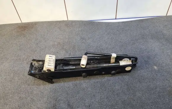 BMW 5 E39 Lift Jack 1096040