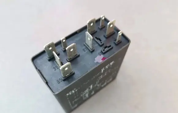 Volkswagen PASSAT B5 Window control relay 443959257B 898540
