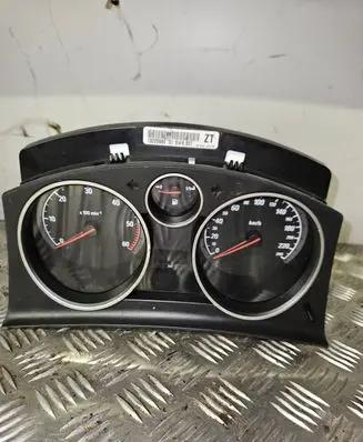 Opel Zafira B Speedometer (instrument cluster) 13225980