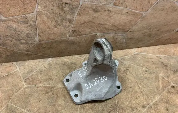 Engine mounting bracket