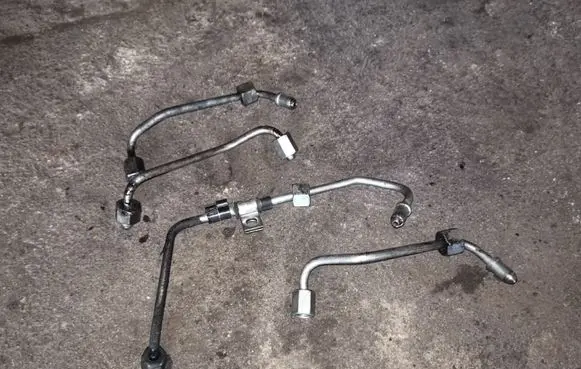Fuel injector supply line/pipe
