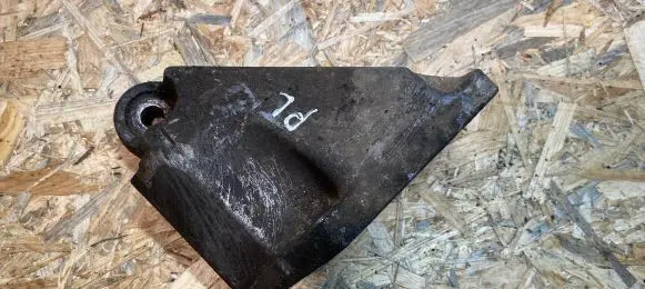 Lexus IS 200-300 Engine mounting bracket