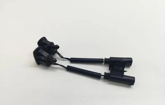 BMW 5 E60 E61 Windshield washer spray nozzle 1378908 13789082 7132969