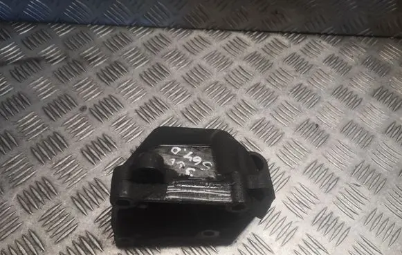 Engine mounting bracket