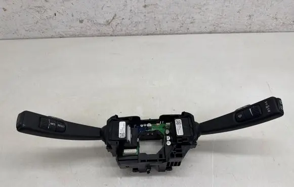 Volvo XC70 Wiper turn signal indicator stalk/switch 31264344
