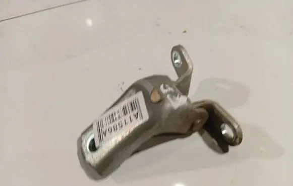 Toyota Avensis T250 Front door upper hinge