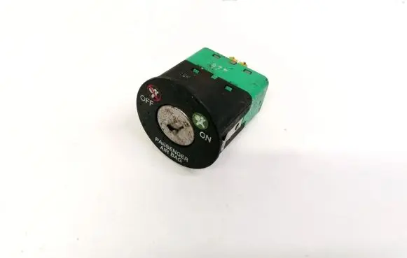 Hyundai Santa Fe Passenger airbag on/off switch 