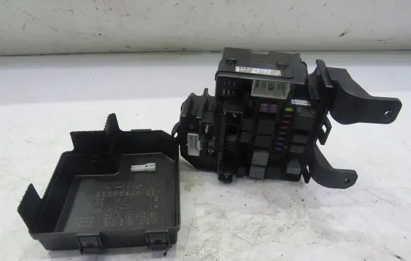 KIA Sorento Fuse box cover GMAUTO4574097