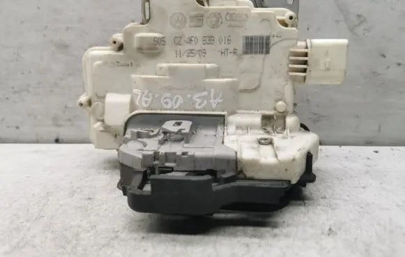 Audi A3 S3 8P Rear door lock 4F0839016